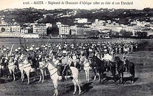 ALGER - CHAMP DE MANOEUVRES - CHASSEURS D'AFRIQUE SABRE AU CLAIR ET ETENDARD